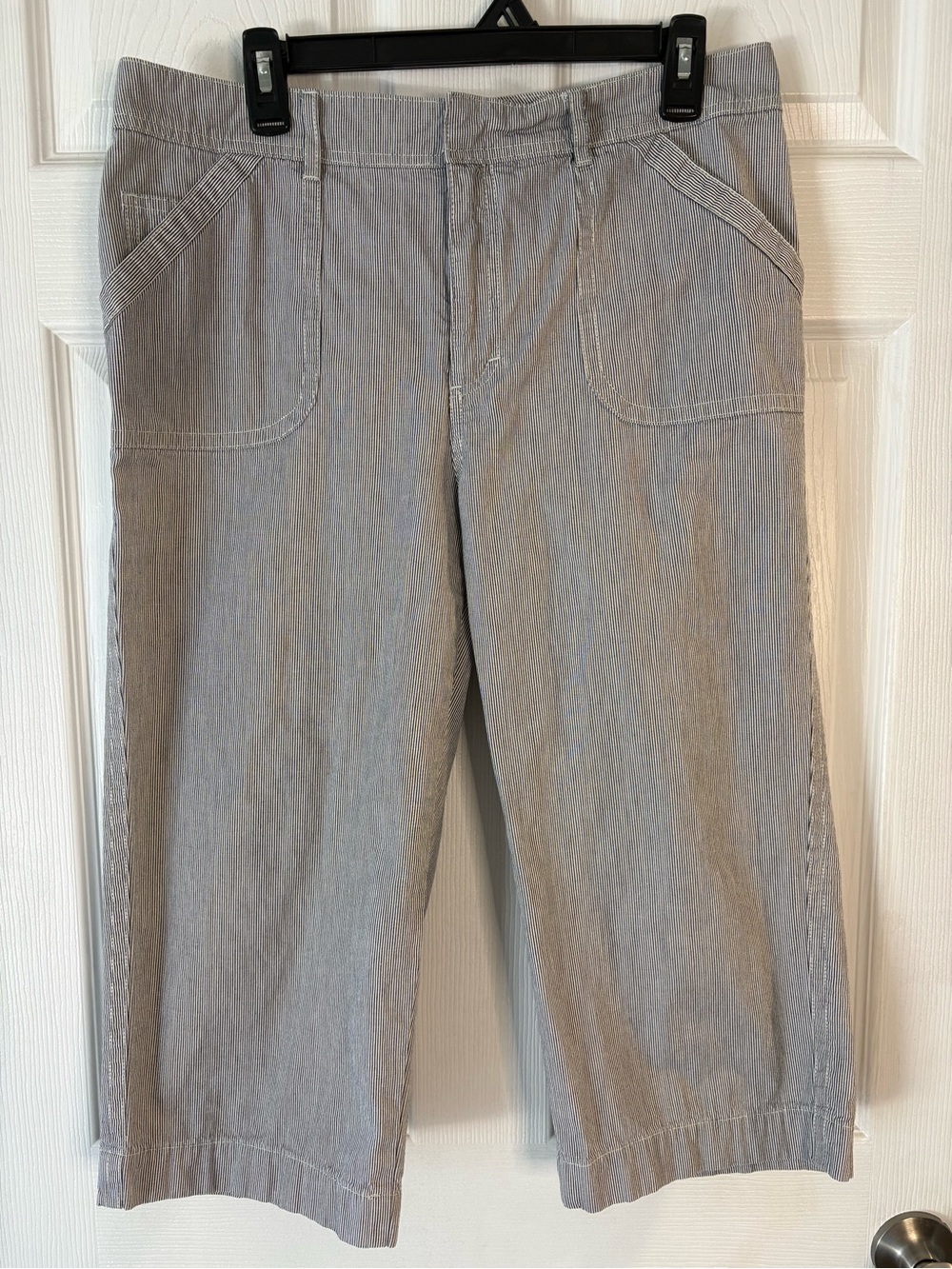 Chicos size 1.5 (10) Pinstripe Capri Pant 100% Cotton